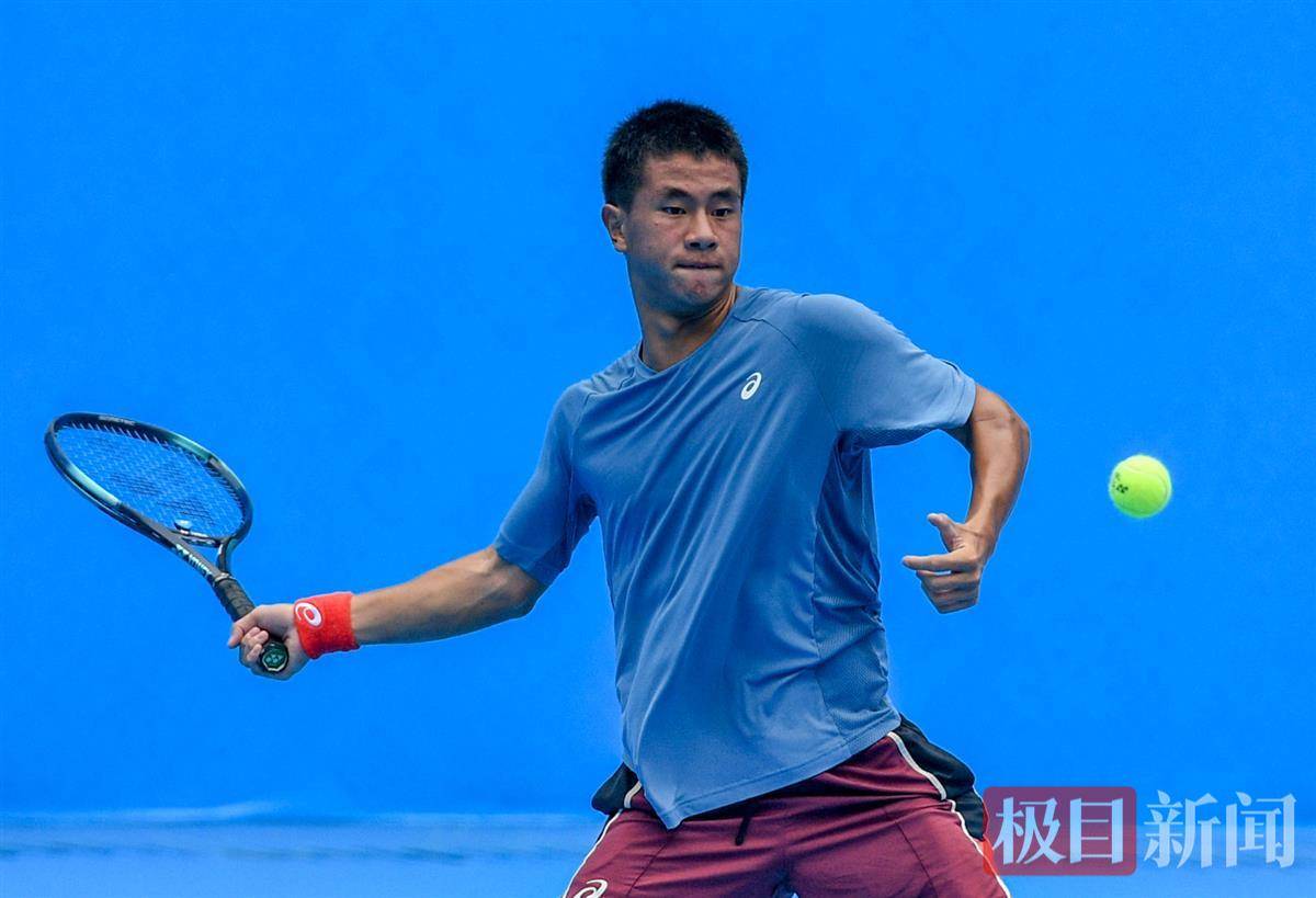 她在泳段尾 她在泳段尾